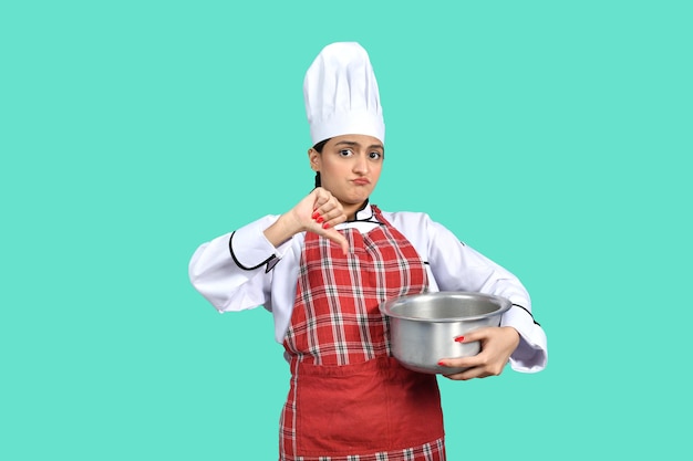 Junge Kochmädchen-Fronthaltung, die Pfanne indisches pakistanisches Modell hält
