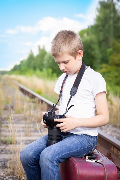 Junge Koffer Eisenbahn