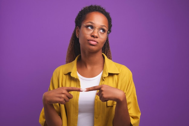 Junge kokette Afroamerikanerin gen z in Brille und Freizeitkleidung