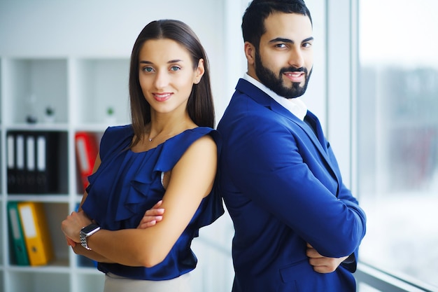 Junge Kollegen bei der Arbeit im modernen Büro.