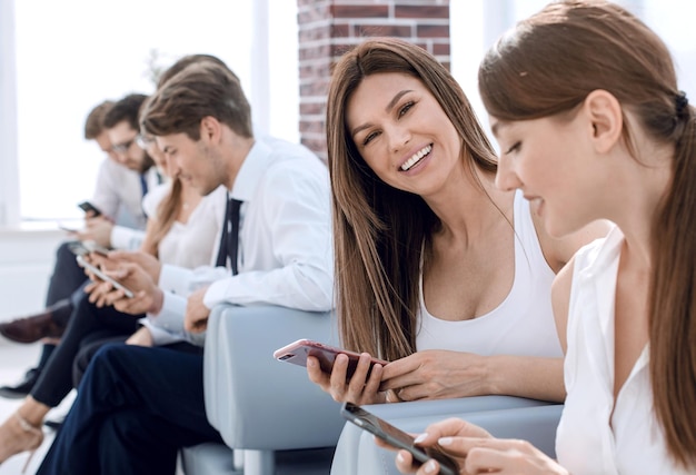 Junge Kollegen sitzen im BüroflurMenschen und Technik