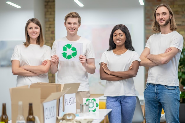 Junge Ökologen arbeiten in einem Recyclingzentrum