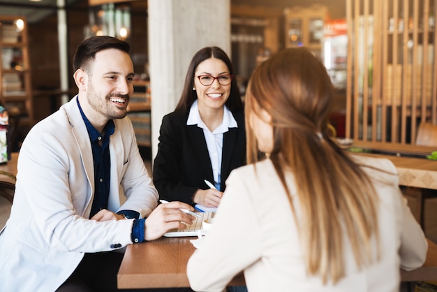 Junge Ökonomen diskutieren im Café über Zukunftspläne und neue Ideen