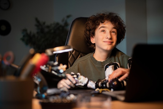 Junge konstruiert Roboter, baut Spielzeugteile zusammen und bereitet Projekt für die Schule vor