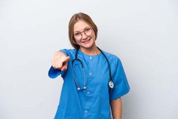 Junge Krankenschwester Arzt Frau isoliert auf weißem Hintergrund zeigt Finger auf Sie mit einem selbstbewussten Ausdruck