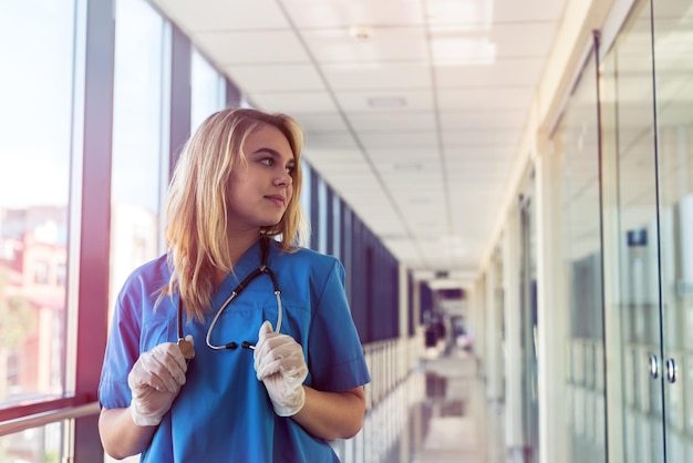 Junge Krankenschwester in der Klinik. Arzthelferin in Uniform mit Stetoskop