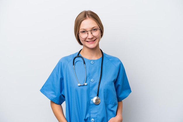 Junge Krankenschwesterdoktorfrau lokalisiert auf dem weißen Hintergrundlachen
