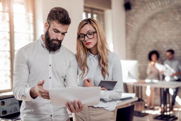 Junge kreative Mitarbeiter, die im Büro arbeiten