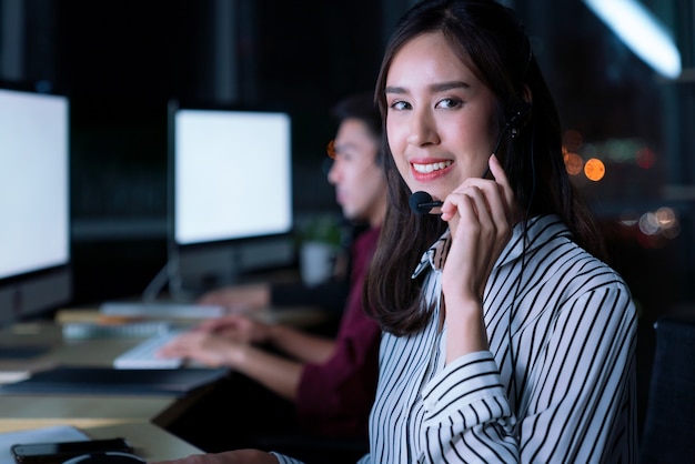 Junge Kundendienstmitarbeiter arbeiten in der Nachtschicht im Call Center