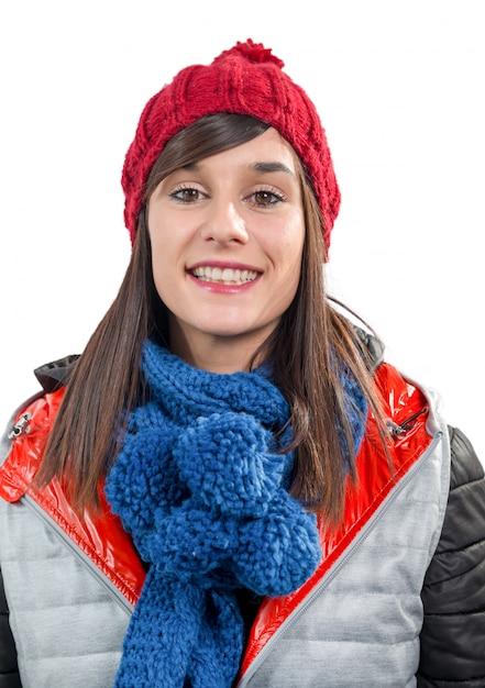 Junge lächelnde Brunettefrau mit einer Winterschutzkappe