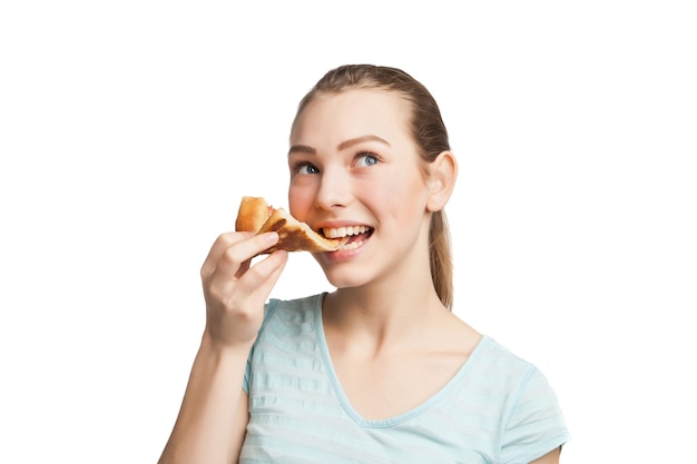 Junge lächelnde Frau isst ein Stück Pizza, isoliert auf weiß