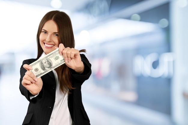 Junge lächelnde Frau mit Dollarbanknote