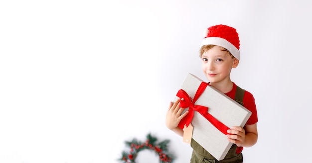 Junge lächelt mit seinem Weihnachtsgeschenk