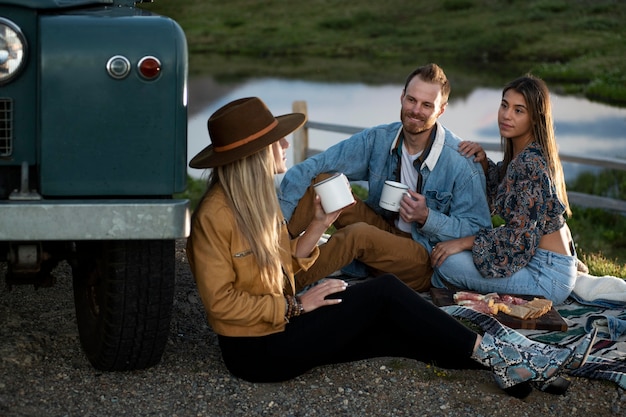 Foto junge landreisende beim picknick