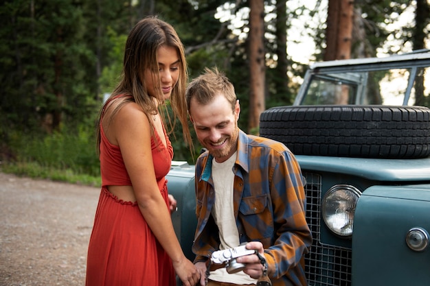 Foto junge landreisende fahren durch die landschaft