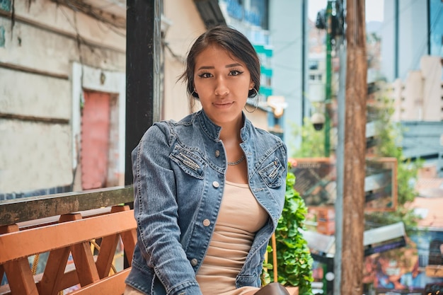 Foto junge lateinamerikanische frau sitzt auf den straßen von la paz bolivien urlaubskonzept