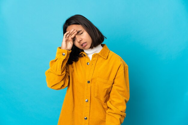 Junge lateinische Frau lokalisiert auf blauem Hintergrund mit müde und krankem Ausdruck