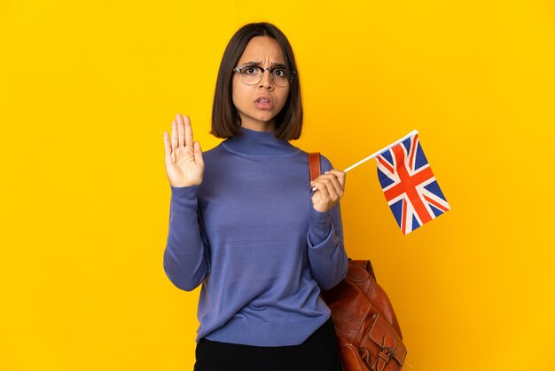 Junge lateinische Frau mit einer Flagge des Vereinigten Königreichs