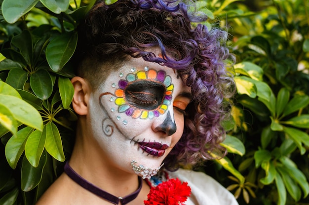 Junge lateinische Frau mit Make-up La Calavera Catrina