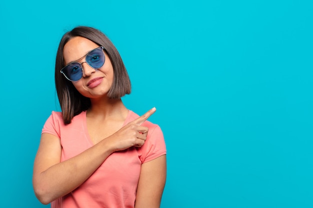 Junge lateinische Frau mit Sonnenbrille und einem Kopienraum