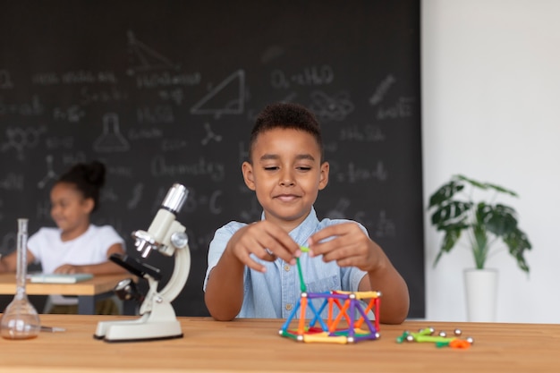 Foto junge lernt mehr über chemie im unterricht