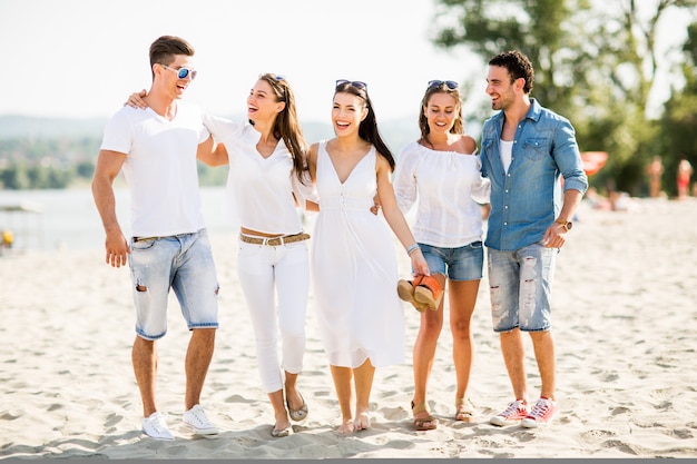 Junge Leute am Strand