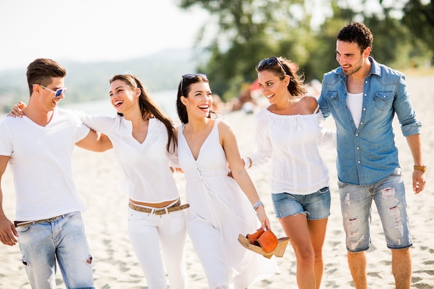 Junge Leute am Strand