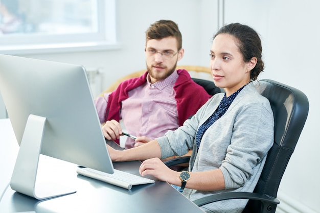 Junge Leute arbeiten zusammen