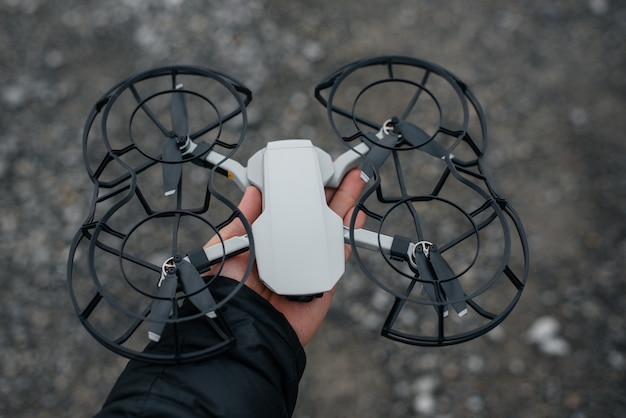 Junge Leute bereiten eine Drohne für den Flug vor. Drohnen-Setup.