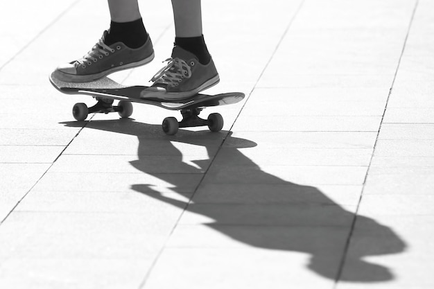 Junge Leute, die auf einem Skateboard reiten. Unterhaltung und Freizeit. Sport und Hobbys von Teenagern