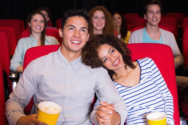 Junge Leute, die einen Film im Kino aufpassen