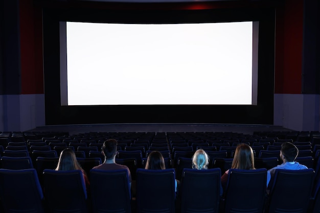 Junge Leute, die Filme im Kino sehen Platz für Text