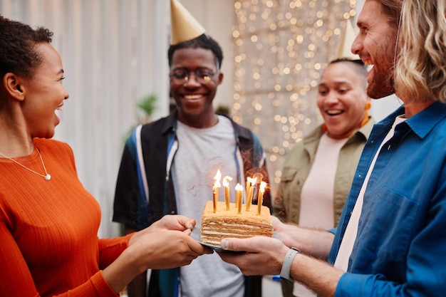 Junge Leute, die Geburtstag feiern