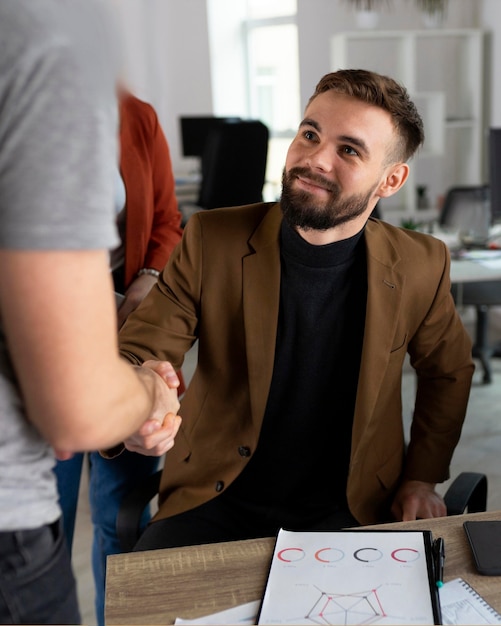 Junge Leute, die im Büro arbeiten