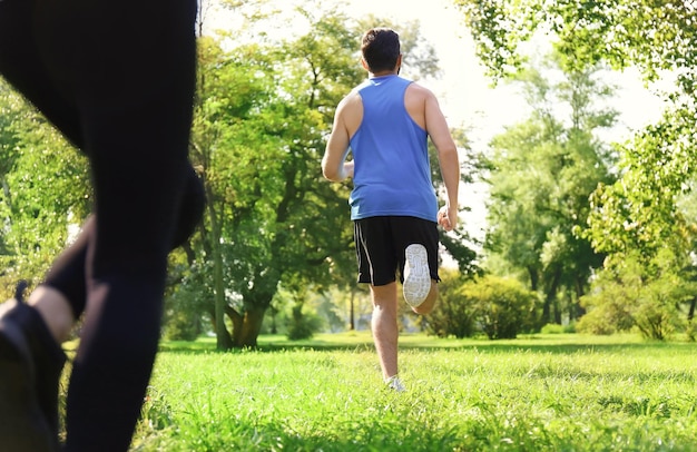 Junge Leute, die im Park laufen