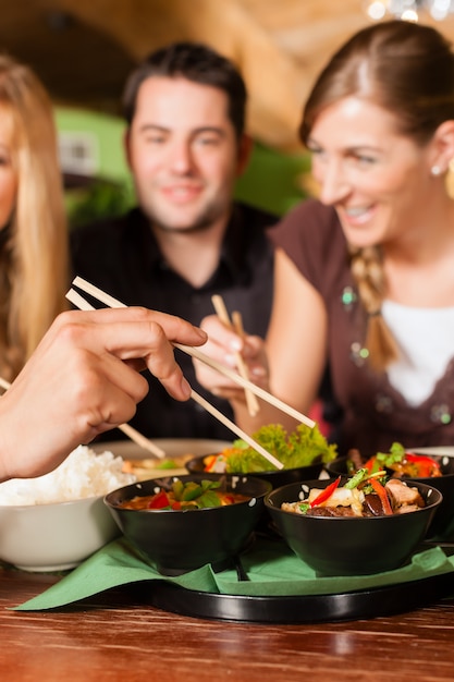 Junge Leute, die im thailändischen Restaurant essen