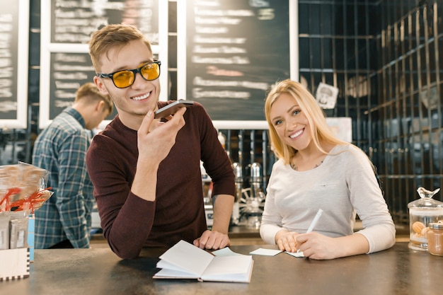 Junge Leute, die in der Kaffeestube arbeiten