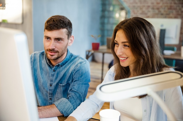 Junge Leute, die in einem Büro arbeiten