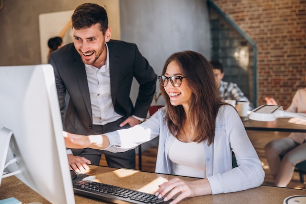 Junge Leute, die in einem Büro arbeiten