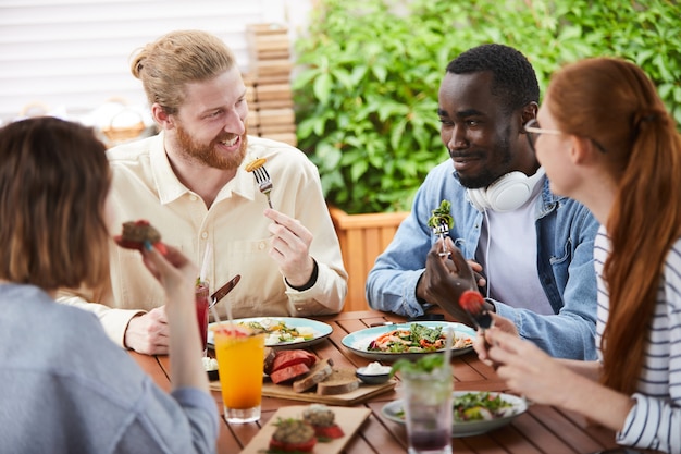 Junge Leute, die Mahlzeit im Café essen