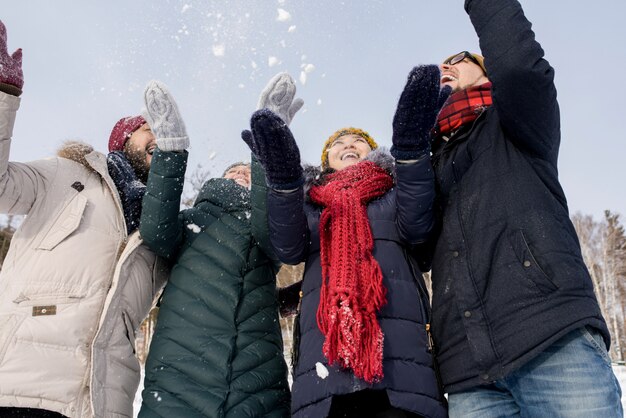 Junge Leute, die Schnee werfen