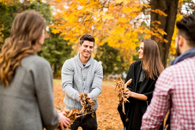 Junge Leute, die Spaß im Herbstpark haben