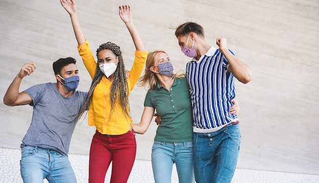 Junge Leute, die Spaß um Stadtstraße während des Ausbruchs des Coronavirus haben - Hauptfokus auf Gesicht des blonden Mädchens