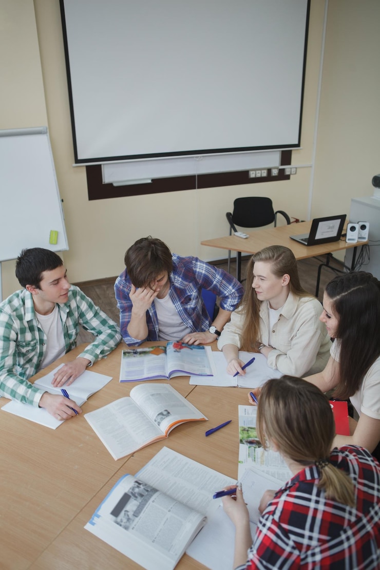 Foto junge leute, die zusammen studieren