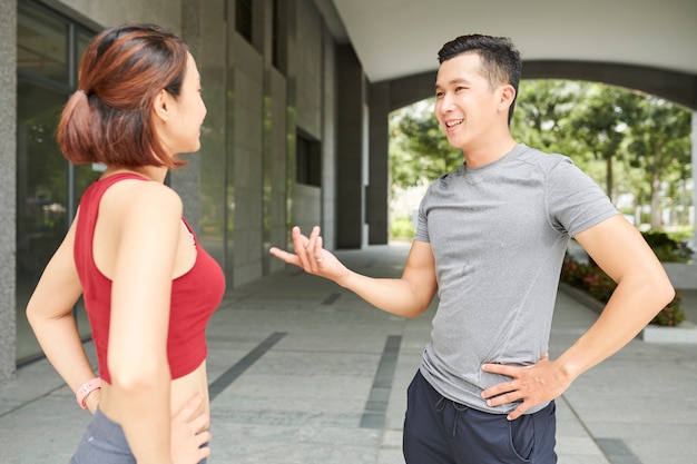 Junge Leute diskutieren über Training