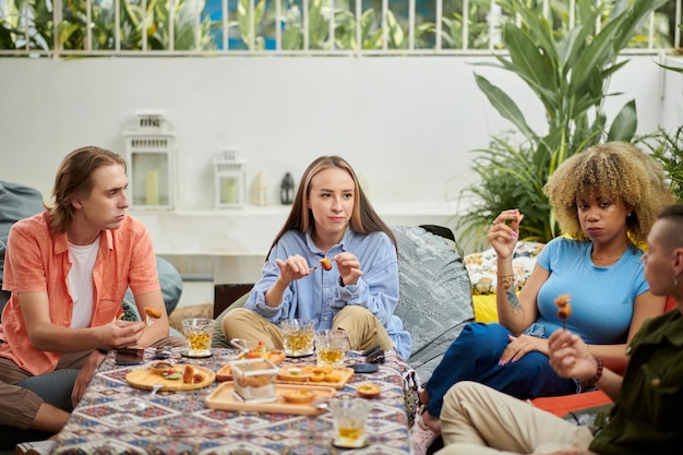 Junge Leute essen zusammen