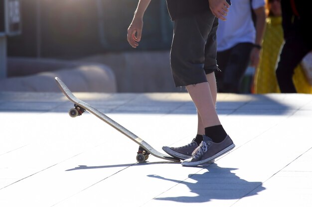 Junge Leute fahren auf einem Skateboard