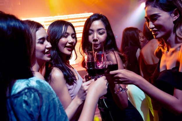 Junge Leute feiern eine Party, trinken und tanzen