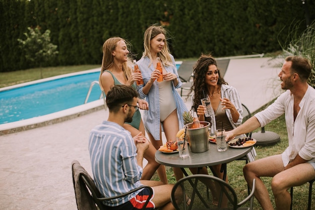 Junge Leute feiern im Sommer Essen, Trinken und Freundschaft