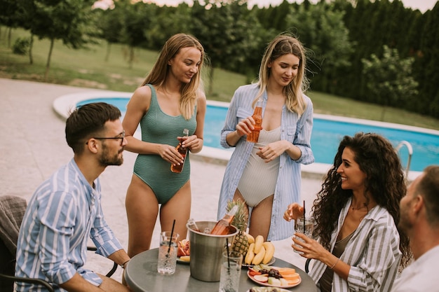 Junge Leute feiern im Sommer Essen, Trinken und Freundschaft